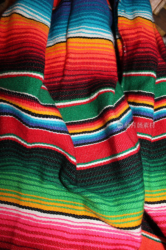墨西哥cinco de mayo地毯雨披serape节日传统的墨西哥背景与条纹复制空间玛雅毛毯